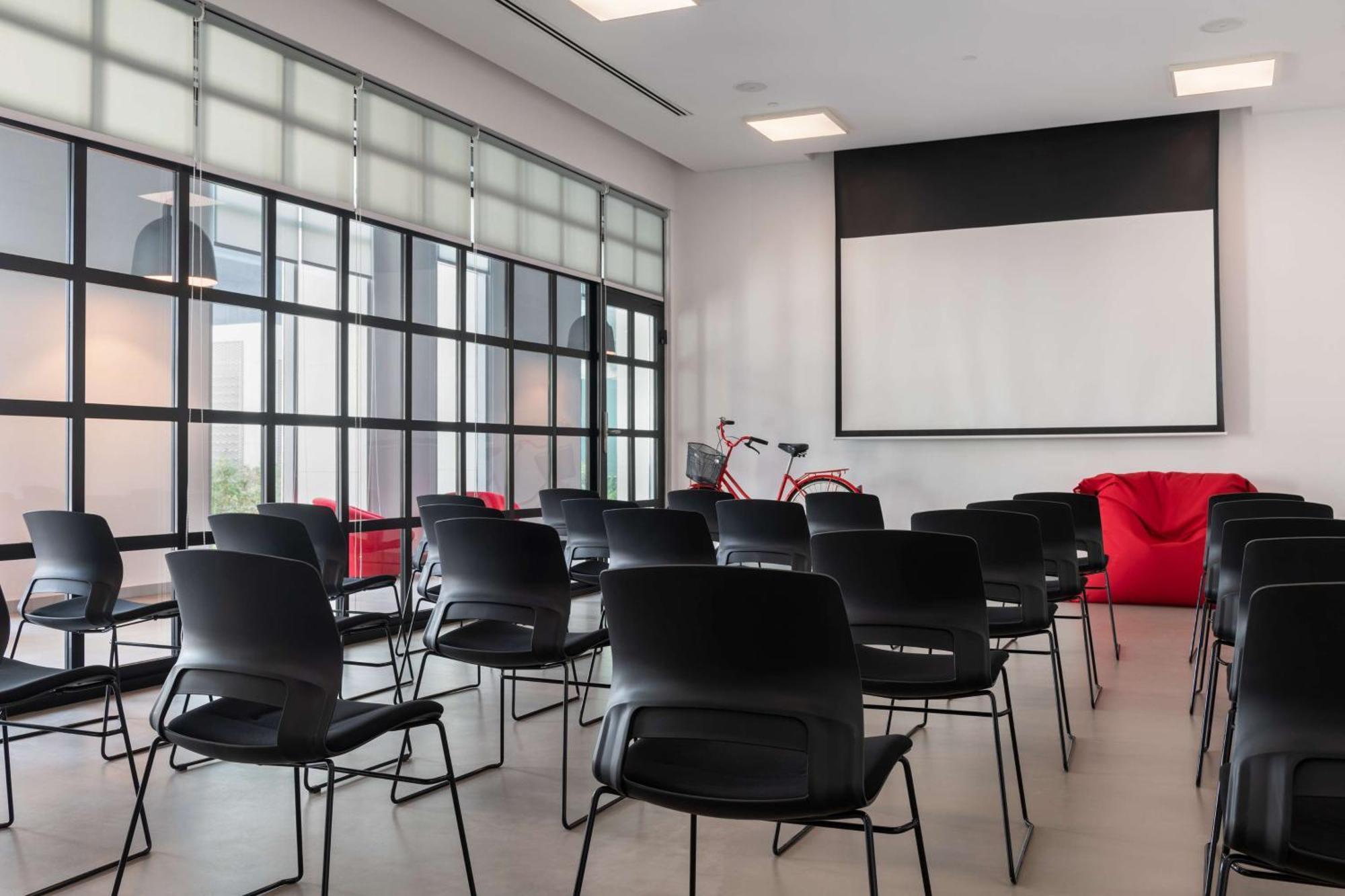 Radisson Red Dubai Silicon Oasis Hotell Exteriör bild