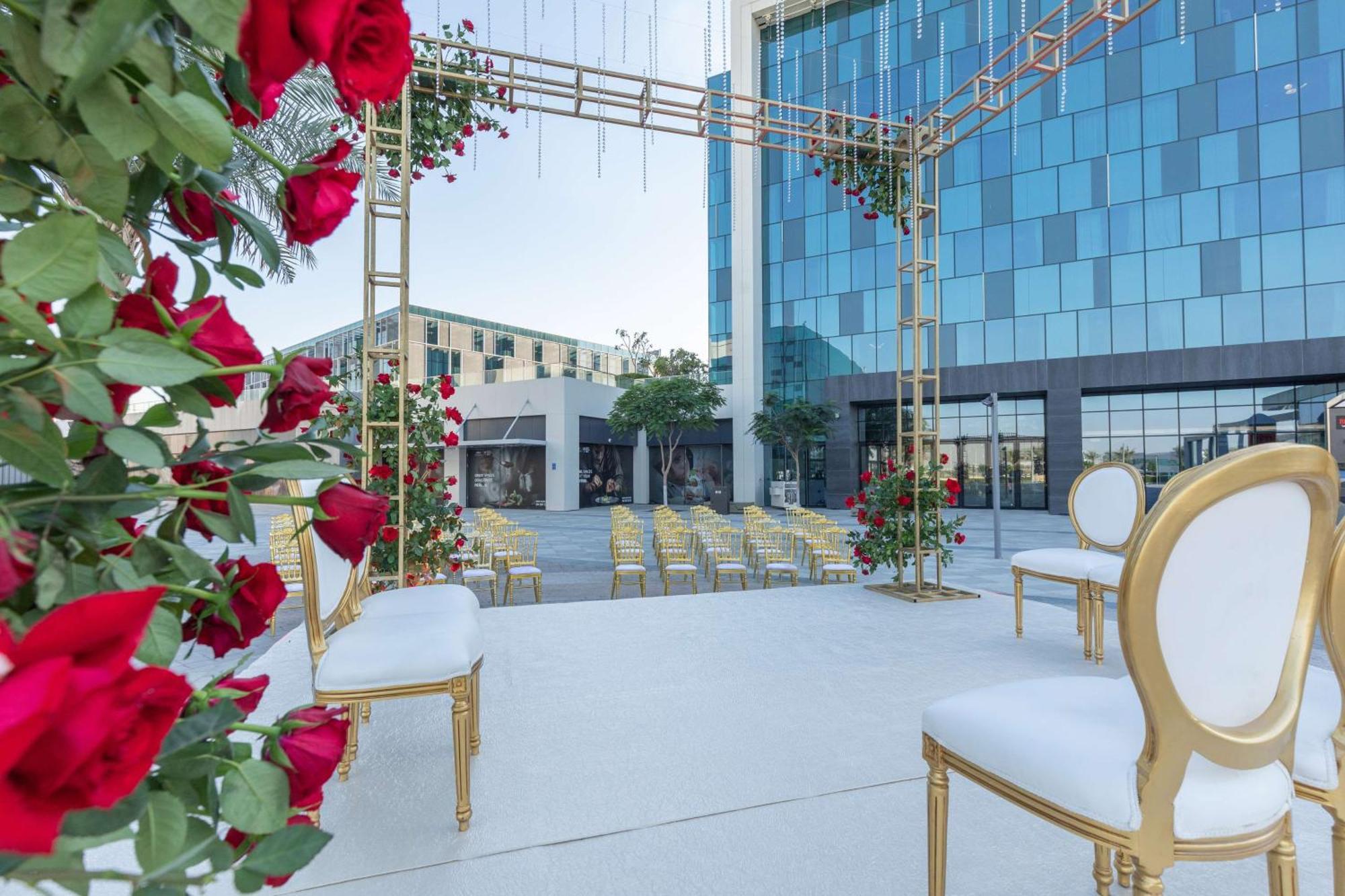 Radisson Red Dubai Silicon Oasis Hotell Exteriör bild