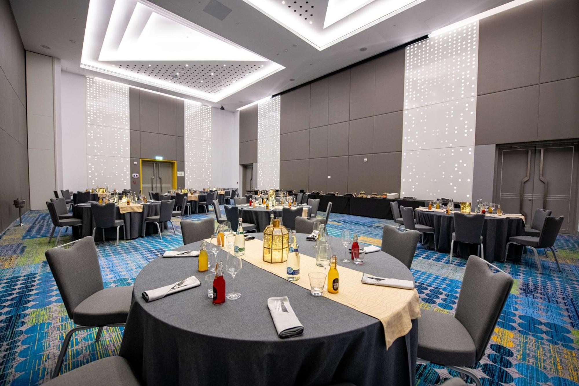 Radisson Red Dubai Silicon Oasis Hotell Exteriör bild