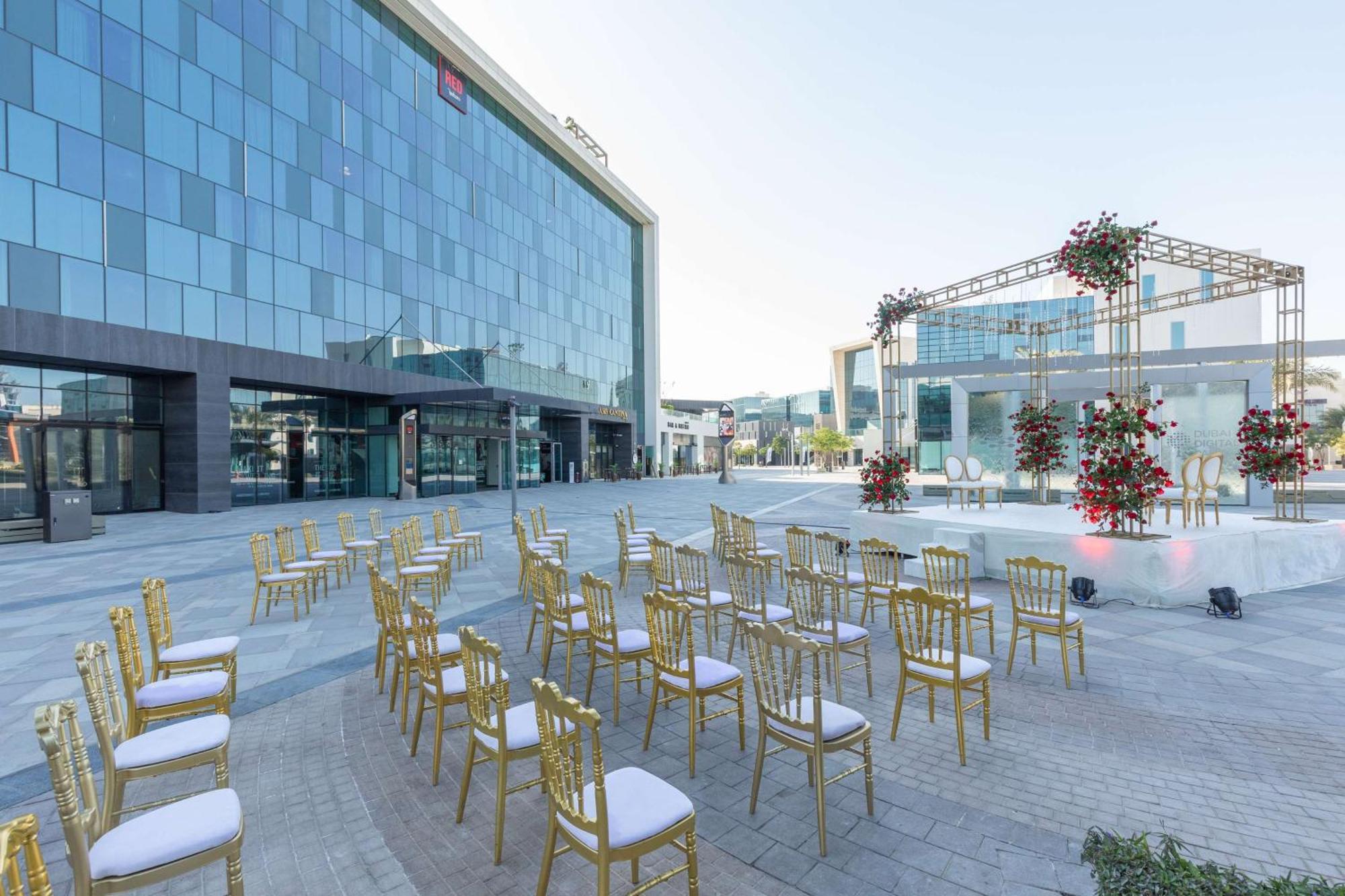 Radisson Red Dubai Silicon Oasis Hotell Exteriör bild