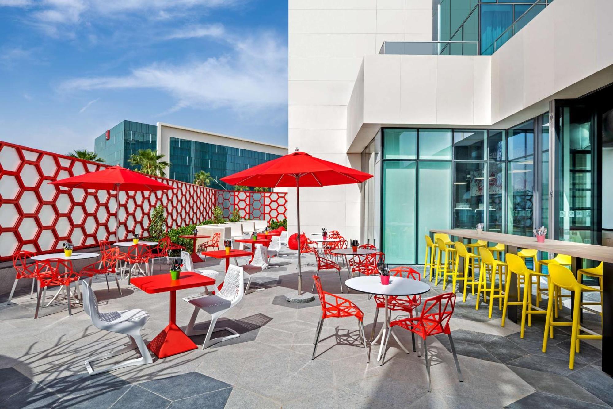 Radisson Red Dubai Silicon Oasis Hotell Exteriör bild