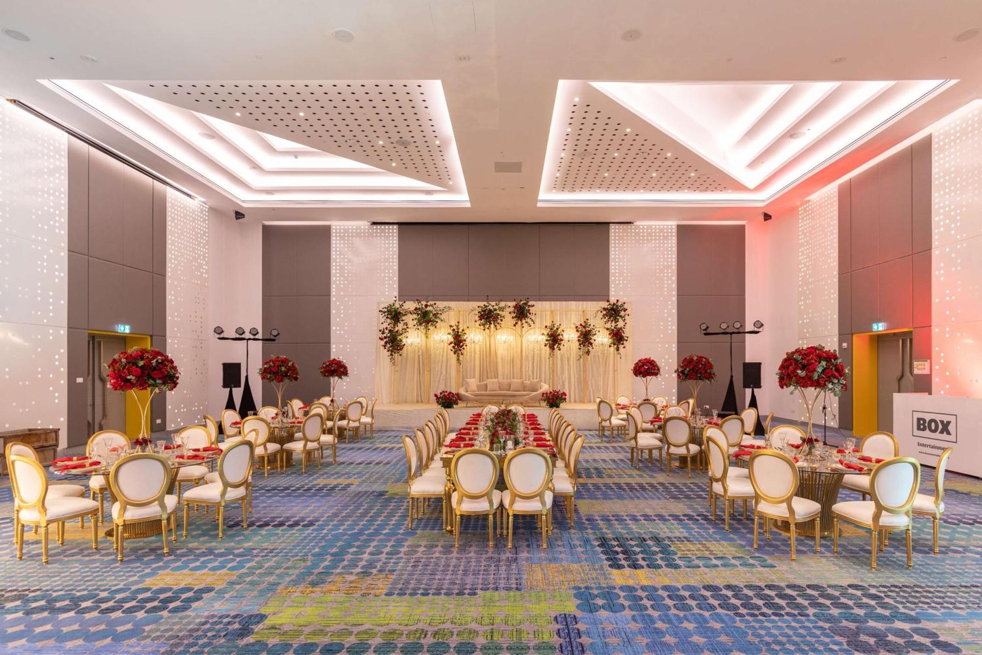 Radisson Red Dubai Silicon Oasis Hotell Exteriör bild