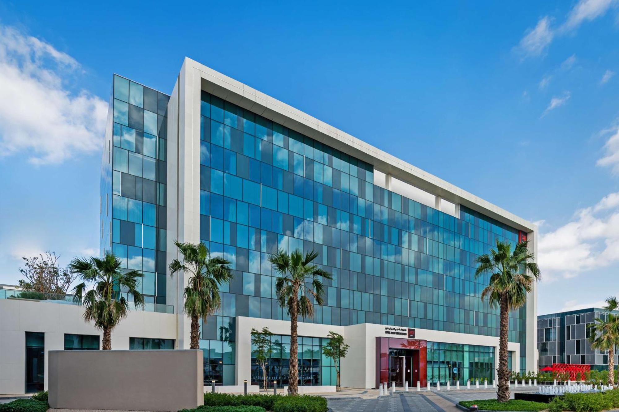 Radisson Red Dubai Silicon Oasis Hotell Exteriör bild