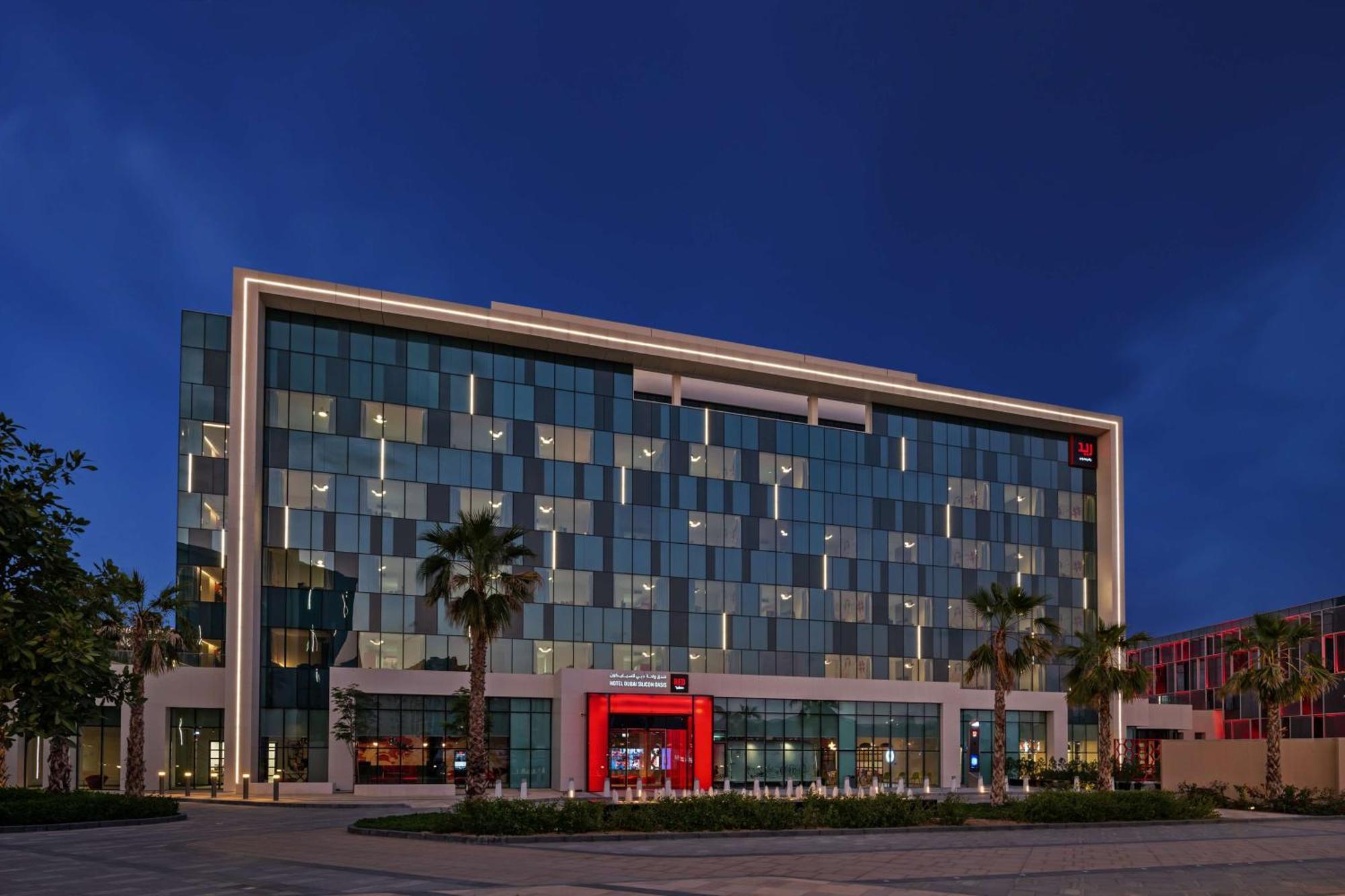Radisson Red Dubai Silicon Oasis Hotell Exteriör bild