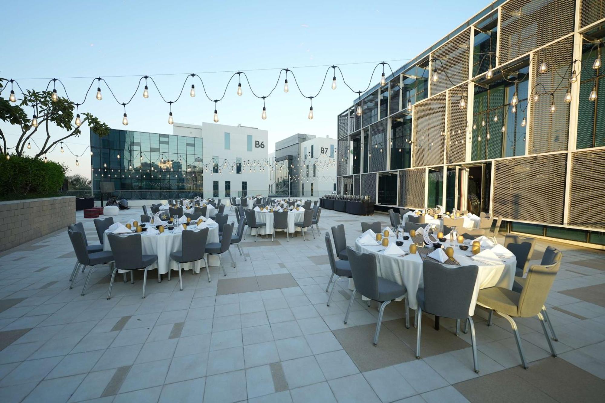 Radisson Red Dubai Silicon Oasis Hotell Exteriör bild